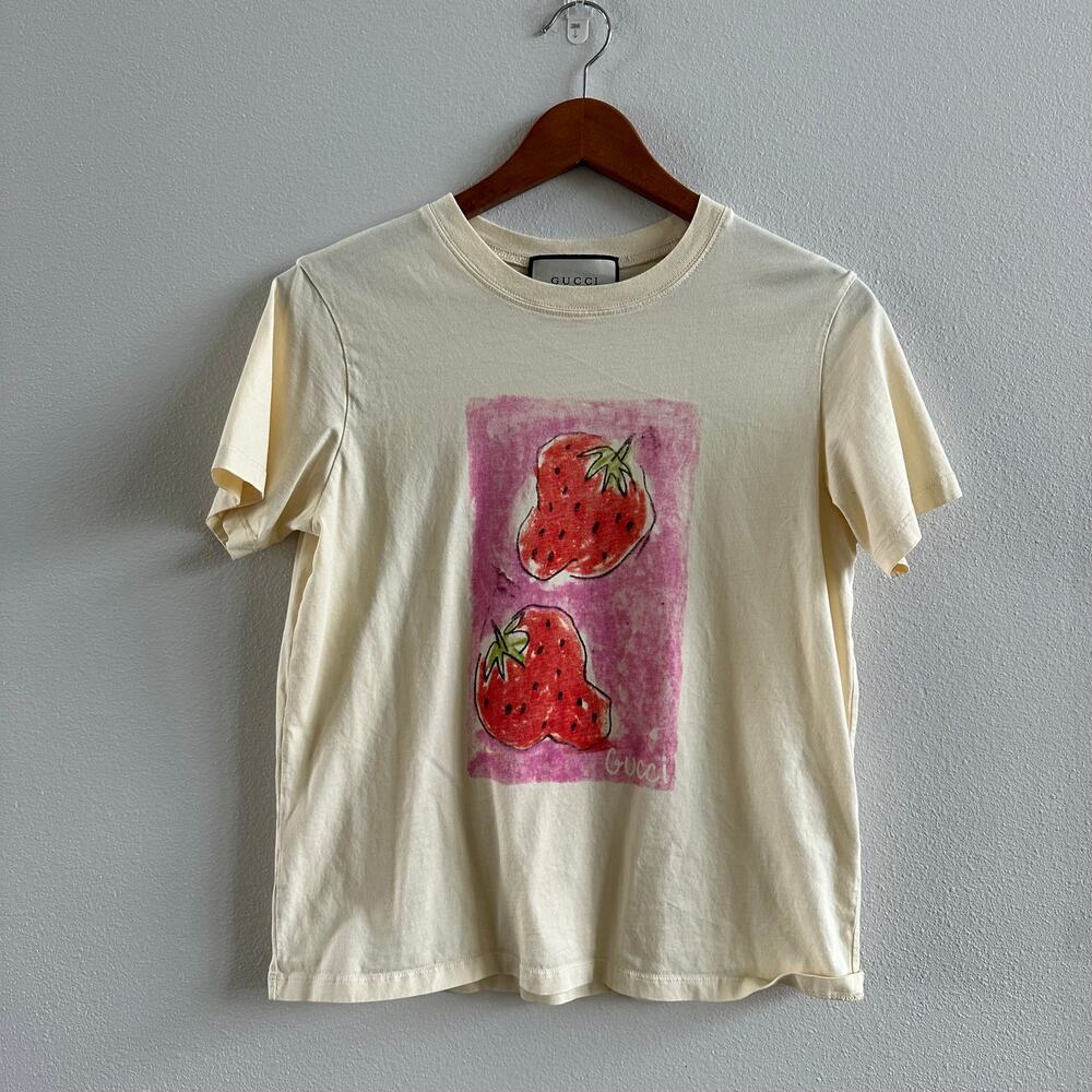 Gucci Cream Crewneck Tee with Strawberry print Size M